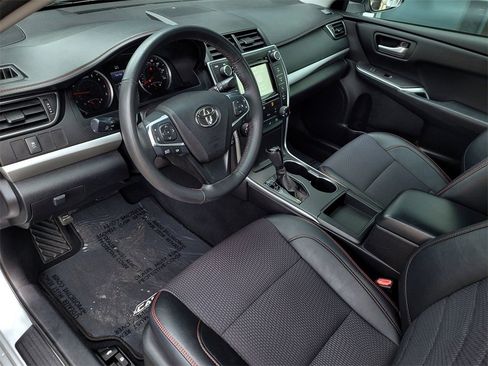 Used 2016 Toyota Camry SE image 9