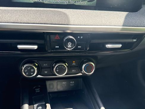 Used 2025 Nissan Kicks SV AWD/4WD image 23