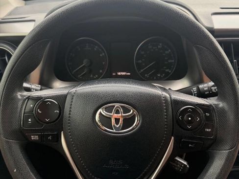 Used 2018 Toyota RAV4 LE image 15
