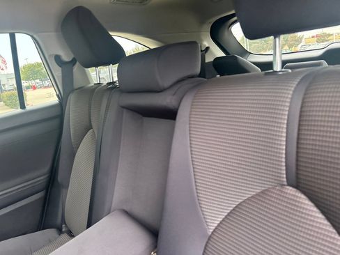 Used 2024 Toyota Highlander LE FWD image 18