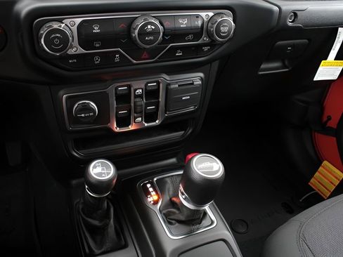 Used 2023 Jeep Gladiator Willys image 25