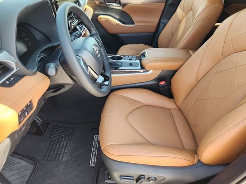 New 2026 Toyota Highlander Platinum image 12