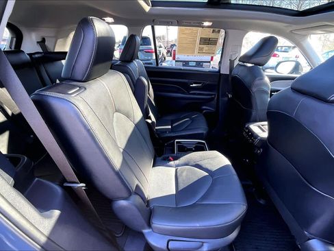 Used 2025 Toyota Grand Highlander AWD image 18