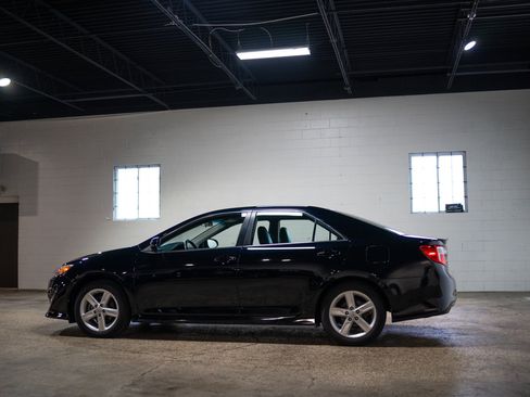 Used 2014 Toyota Camry SE image 9