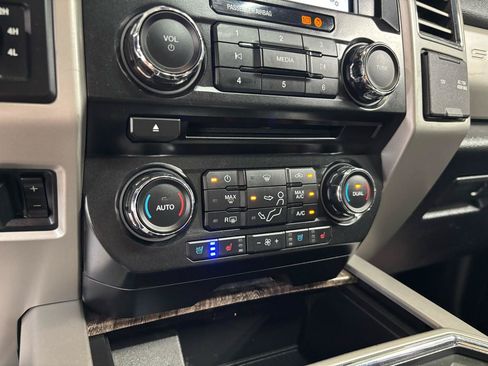 Used 2017 Ford F350 Lariat w/ Lariat Ultimate Package AWD/4WD image 32
