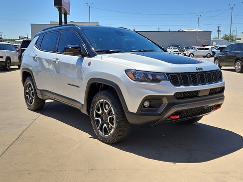 Used 2025 Jeep Compass Trailhawk AWD/4WD image 4