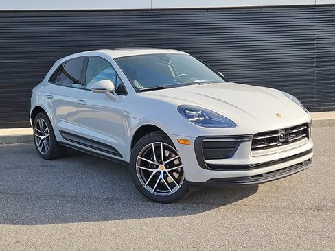 Certified 2025 Porsche Macan AWD/4WD image 4
