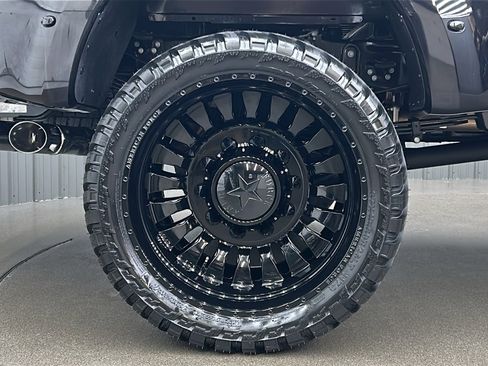 Used 2025 Ford F450 Platinum w/ FX4 Off-Road Package image 11