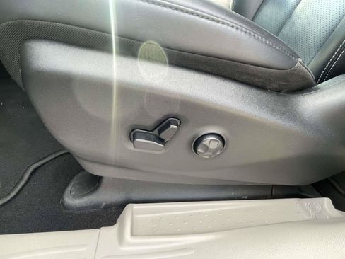 Used 2024 Chrysler Pacifica Touring-L FWD image 13