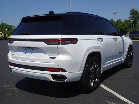 Used 2025 Jeep Grand Cherokee Summit AWD/4WD image 10