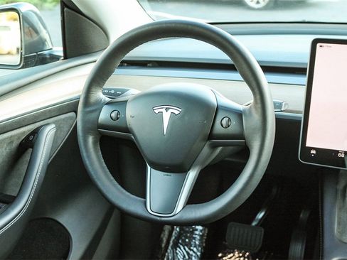 Used 2022 Tesla Model Y Long Range image 18