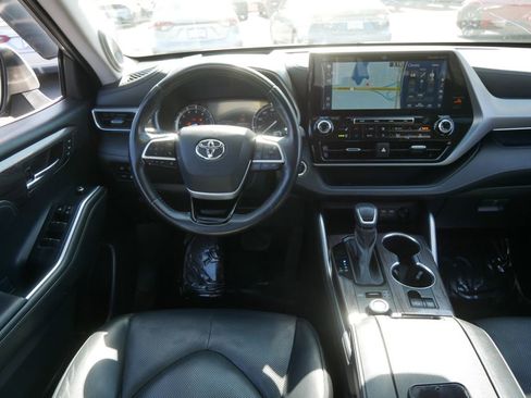 Used 2022 Toyota Highlander Platinum image 12