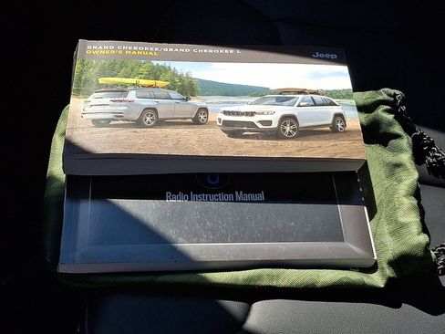 Certified 2024 Jeep Grand Cherokee Limited AWD/4WD image 27