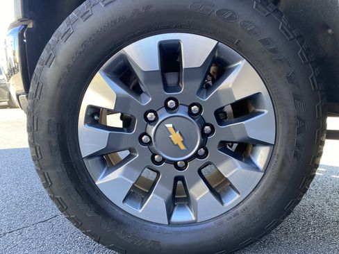 Used 2024 Chevrolet Silverado 2500 Custom w/ Custom Value Package image 13