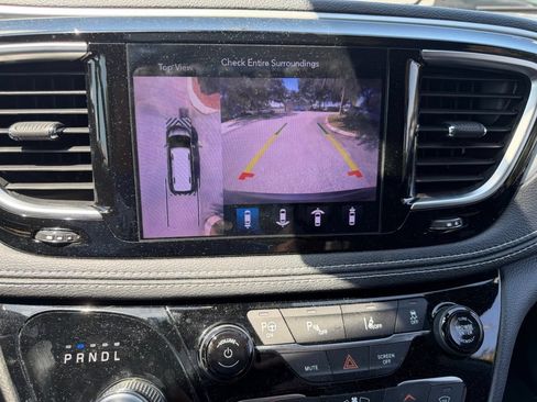 Used 2020 Chrysler Pacifica Limited w/ Advanced Safetytec Group FWD image 32
