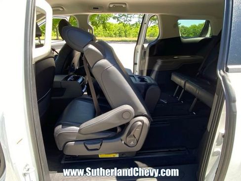 Used 2025 Kia Carnival FWD image 33