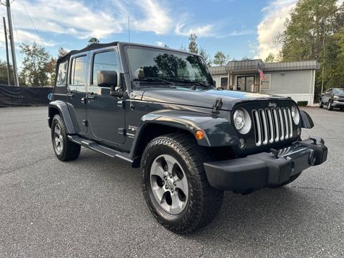 Used 2018 Jeep Wrangler Unlimited Sahara w/ Connectivity Group image 7