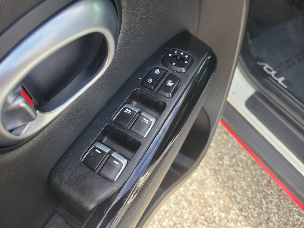 Used 2018 Kia Soul ! FWD image 13