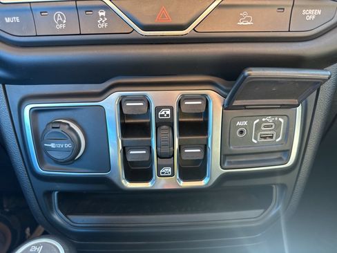 Used 2021 Jeep Gladiator Sport AWD/4WD image 16