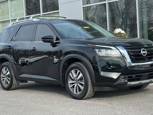 Certified 2022 Nissan Pathfinder SL image 2