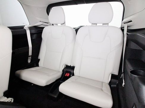Certified 2022 Volvo XC90 T6 Momentum image 28