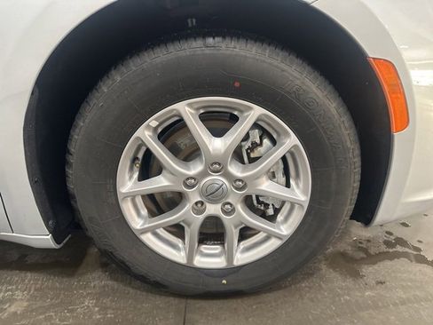 Used 2024 Chrysler Pacifica Touring-L image 32