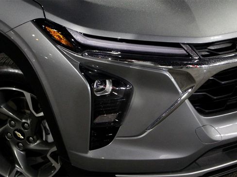 Used 2025 Chevrolet Trax LT w/ LT Convenience Package image 2