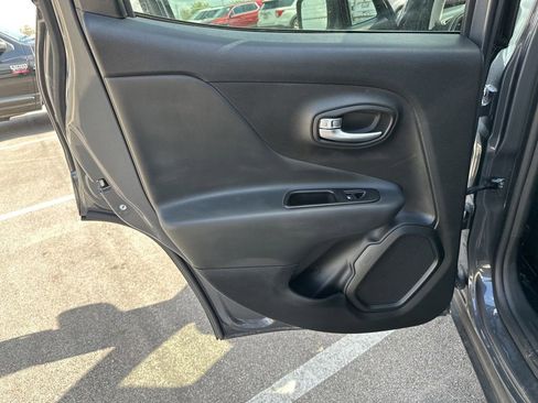 Used 2022 Jeep Renegade Latitude image 32