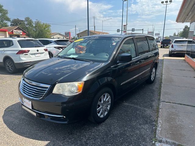 Used 2016 Chrysler Town & Country Touring FWD image 3