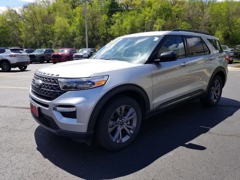 Used 2022 Ford Explorer XLT w/ Equipment Group 202A AWD/4WD image 3
