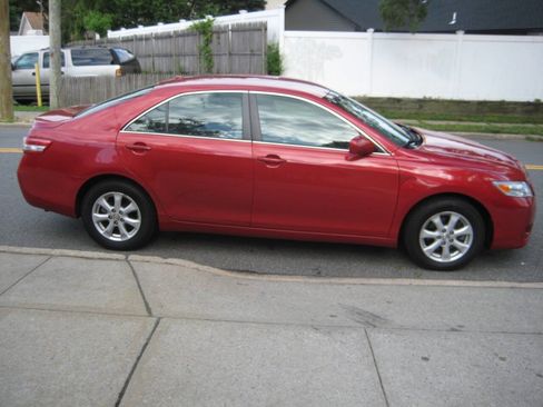 Used 2011 Toyota Camry LE w/ LE Extra-Value Pkg image 4