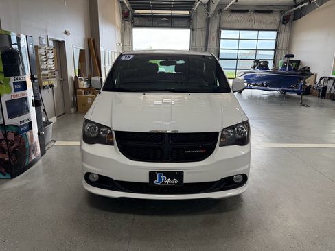 Used 2018 Dodge Grand Caravan SE FWD image 3