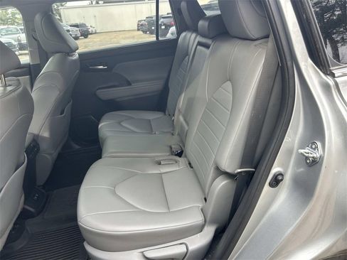 Certified 2021 Toyota Highlander XLE image 17
