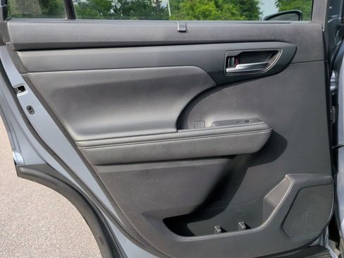 Used 2021 Toyota Highlander XLE FWD image 20