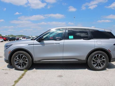 Used 2024 Lincoln Nautilus Premier AWD/4WD image 5