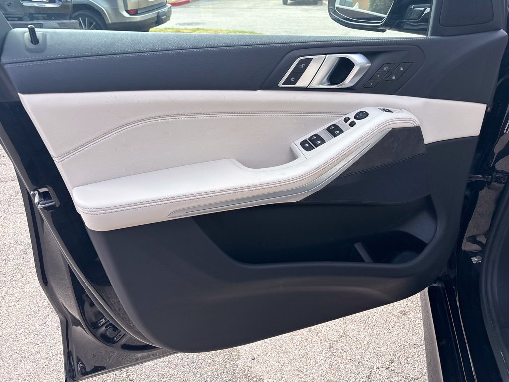 Used 2022 BMW X5 sDrive40i w/ M Sport Package RWD image 12