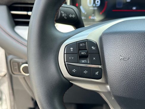 Used 2025 Ford Explorer Active AWD/4WD image 32