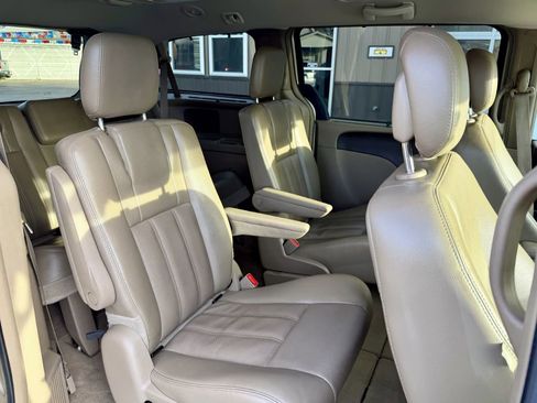 Used 2014 Chrysler Town & Country Touring-L w/ Trailer Tow Group FWD image 13