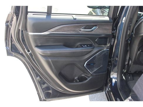 Used 2022 Jeep Grand Cherokee Overland w/ Advanced Protech Group III AWD/4WD image 11