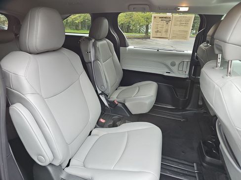 Used 2025 Toyota Sienna XLE FWD image 16