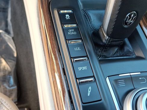 Used 2020 Maserati Levante S GranLusso image 25