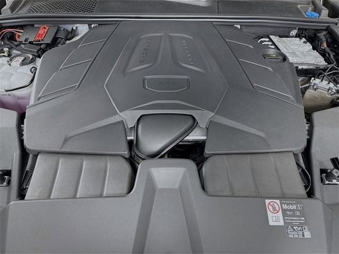 Used 2025 Porsche Cayenne image 33