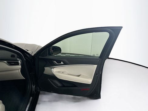 Used 2025 Genesis G70 2.5T RWD image 33