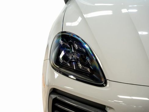 Used 2022 Porsche Cayenne S Platinum image 3