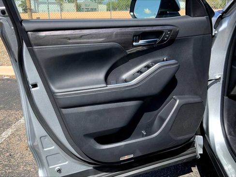 Used 2025 Toyota Highlander Platinum image 18