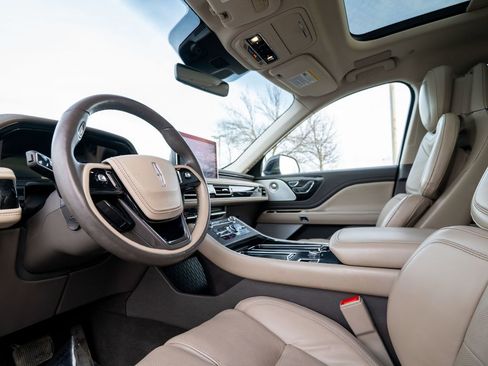 Used 2020 Lincoln Aviator Reserve w/ Equipment Group 202A image 6