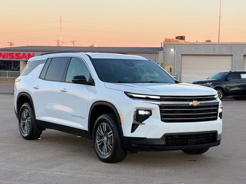 Used 2025 Chevrolet Traverse LT image 5