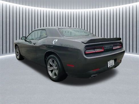 Used 2019 Dodge Challenger SXT image 5