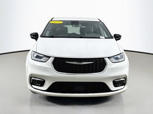 Used 2025 Chrysler Pacifica Select FWD image 2