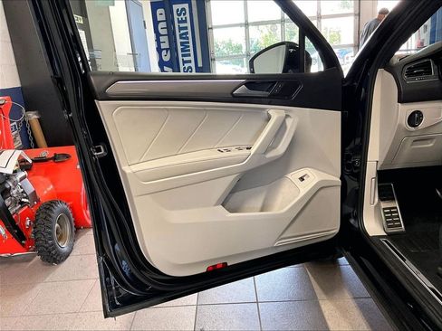 Used 2024 Volkswagen Tiguan SE R-Line AWD/4WD image 9